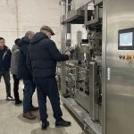 Горещо приветстваме чуждестранните клиенти да посетят нашата компания, за да инспектират оборудването за вторично балиране